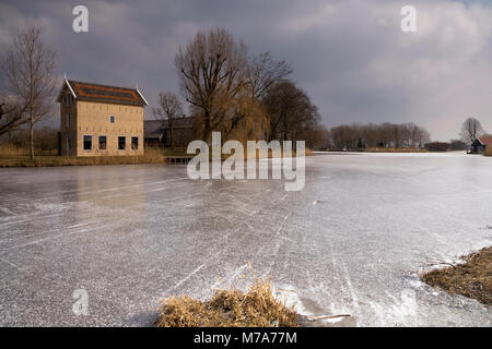 La maison est une grange monumentale le long de la rivière Alblas sur l'Hof Souburgh près de Alblasserdam Banque D'Images