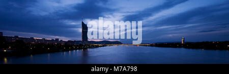 Vue sur le Danube et le Millenium Tower à Vienne au coucher du soleil. Banque D'Images