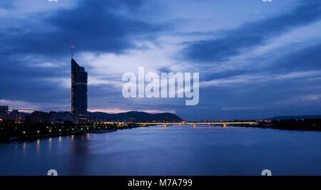 Vue sur le Danube et le Millenium Tower à Vienne au coucher du soleil. Banque D'Images