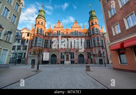 Façade ornée d'un grand manège militaire dans la vieille ville de Gdansk, au lever du soleil, Pologne Banque D'Images