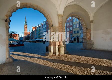 GDANSK, Pologne - 20 avril 2017 : avis de marché (partie de voie royale) et la ville principale de l'hôtel de passage de la porte verte au lever du soleil, Vieille Ville Banque D'Images