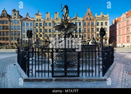 Fontaine de Neptune et de maisons bourgeoise avec entrée terrasses et façades richement décorées à Long Market (partie de voie royale) à Gdañsk au lever du soleil, Pol Banque D'Images