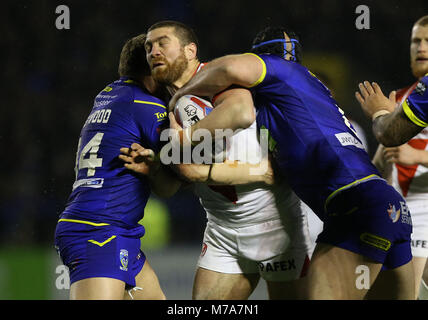 Warrington Wolves Ben Westwood (à gauche) et Chris Hill (à droite) s'attaquer à St Helens Kyle Amor au cours de la Super League Betfred match au stade Halliwell Jones, Warrington. Banque D'Images