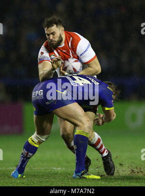 Warrington Wolves Ben Westwood s'attaque à St Helens Alex Walmsley au cours de la Super League Betfred match au stade Halliwell Jones, Warrington. Banque D'Images