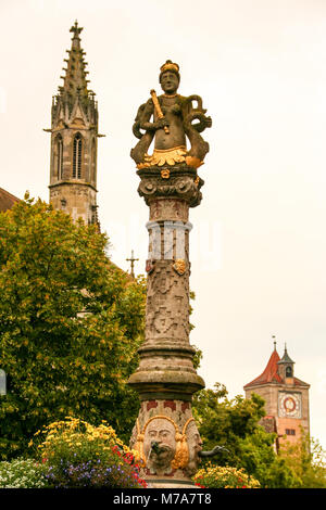 À Rotheburg ob der Tauber, le 08/07/2016 - fontaine Herrenbrunnen, mermaid sur colonne fontaine ornée, 1595, Rothenburg ob der Tauber, au Fran Banque D'Images