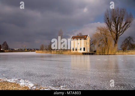 La maison est une grange monumentale le long de la rivière Alblas sur l'Hof Souburgh près de Alblasserdam Banque D'Images