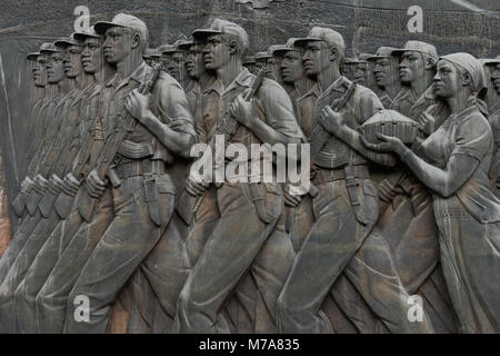 L'Éthiopie, Addis-Abeba, Le Monument Tiglachin, également connu sous le nom de Derg Monument de l'avenue Churchill, Derg était le régime communiste sous dictateur Mengistu Haile Mariam, est un mémorial pour les soldats éthiopiens et cubains impliqués dans l'Ogaden, guerre entre la Somalie et l'Ethiopie, inauguré le 12 septembre 1984, la statuaire a été donné par la Corée du Nord, et a été fabriquée par la troupe artistique Mansudae Art Studio, mur de décharge avec travailleur, agriculteur et soldat / AETHIOPIEN, Addis Abeba, Monument aus der kommunistischen Derg Zeit Banque D'Images