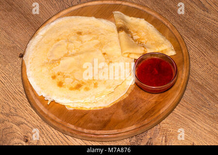 La confiture de fraise sur une pile de crêpes. Blinis russes sur la table. Banque D'Images