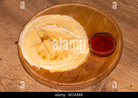La confiture de fraise sur une pile de crêpes. Blinis russes sur la table. Banque D'Images