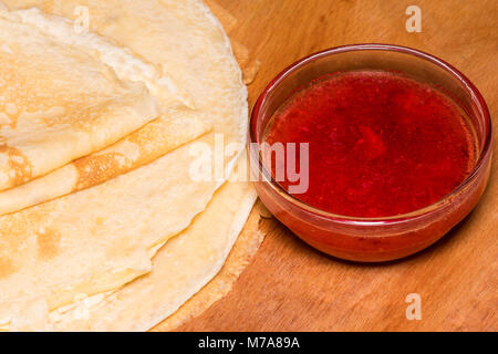 La confiture de fraise sur une pile de crêpes. Blinis russes sur la table. Banque D'Images