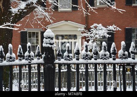 Maisons et clôtures en fer le long de Louisburg Square sur Beacon Hill à Boston, Massachusetts après une tempête. Banque D'Images