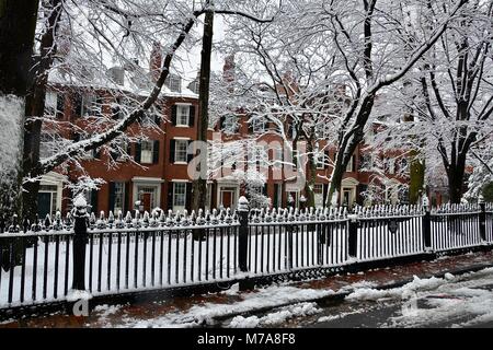 Maisons et clôtures en fer le long de Louisburg Square sur Beacon Hill à Boston, Massachusetts après une tempête. Banque D'Images