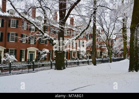 Maisons et clôtures en fer le long de Louisburg Square sur Beacon Hill à Boston, Massachusetts après une tempête. Banque D'Images