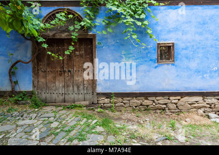 Fenêtre en bois mur bleu , Cumalikizik , Bursa Banque D'Images