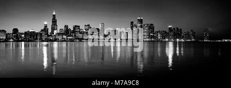 Chicago, Illinois, USA Skyline nuit vue panoramique sur le lac Michigan au crépuscule en noir et blanc Banque D'Images