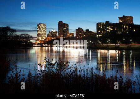 Ville de Milwaukee, Wisconsin, États-Unis au crépuscule avec un reflet de l'horizon dans l'eau. Banque D'Images