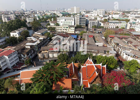 En face du monastère Wat Saket, temple des toits et vieux quartier, vue à partir de la montagne d'or, district Pom Prap Sattru Phai Banque D'Images