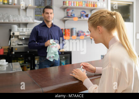 Barman beau flirter avec jolie client au cafe Banque D'Images