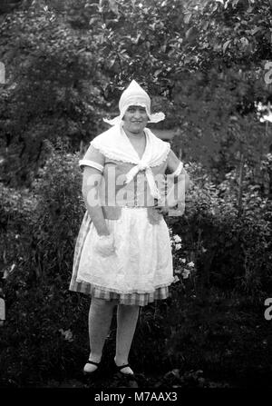 Femme en costume traditionnel néerlandais, 1920, Allemagne Banque D'Images