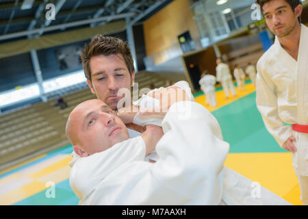 Judoists combattants lutte en concurrence sur le judo Banque D'Images