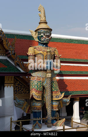 Yaksha Indrajit, giant guardian figure à l'entrée, Wat Phra Kaeo, Ko Ratanakosin, Bangkok, Thaïlande Banque D'Images