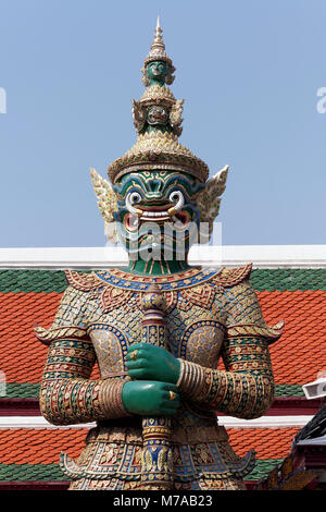 Yaksha Indrajit, giant guardian figure à l'entrée, Wat Phra Kaeo, Ko Ratanakosin, Bangkok, Thaïlande Banque D'Images