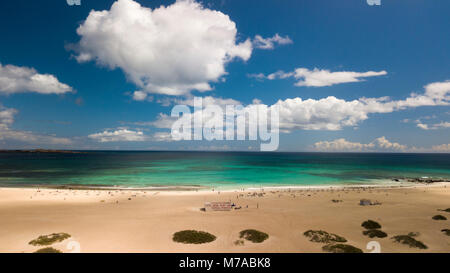 Fuerteventura : vue de la plage pavillon de kite de l'école d'une journée sans vent 24-02-2018 Banque D'Images