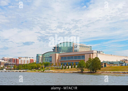 OXON HILL, Maryland, États-Unis - 11 SEPTEMBRE : National Harbor waterfront buildings le 11 septembre 2016. La station, restaurants et magasins touristiques attirer Banque D'Images