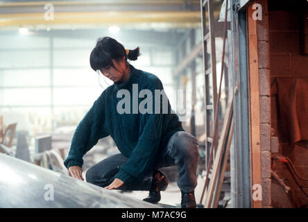 L'examen de l'eau Maya Lin inversé table fabriquées pour le Civil Rights Memorial elle conçu pour être installé à Montgomery, Alabama. Elle est photographiée ici au granite fabricater dans Barre, Vermont, en 1990. Banque D'Images