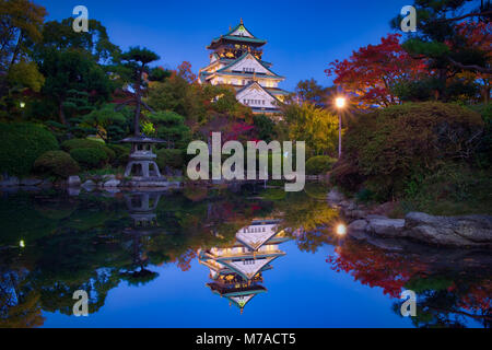 Photo de l'heure bleue à l'étang dans le château d'Osaka Banque D'Images
