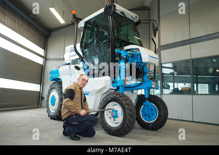 L'inspection mécanique de la machine agricole Banque D'Images