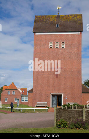 Tour de l'église protestante à l'Est de l'île frisonne de Baltrum. Banque D'Images