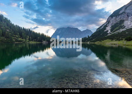 Autriche, Tyrol, de la chaîne de Mieming, Coburger Hütte, Seebensee et Zugspitze tôt le matin Banque D'Images