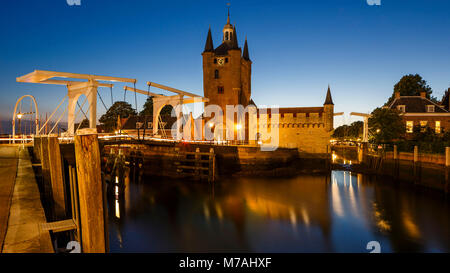 Heure bleue dans le port de Zierikzee sur 225 / Pays-Bas Banque D'Images