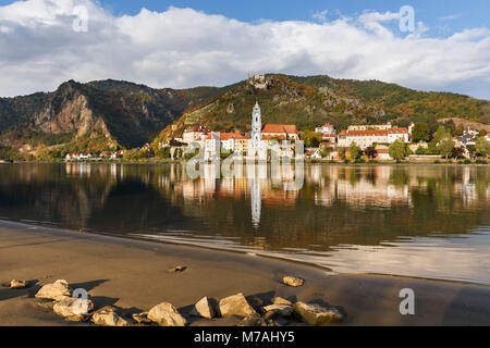 Paysages du Danube d'automne dans la Wachau avec église, cœur historique de village et les ruines du château en arrière-plan Banque D'Images