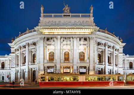 Blue Hour au Burgtheater de Vienne avec le flou en tramway à l'avant-plan Banque D'Images