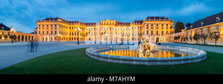 Panorama sur le parvis du Palais de Schönbrunn à Vienne, à l'heure bleue Banque D'Images