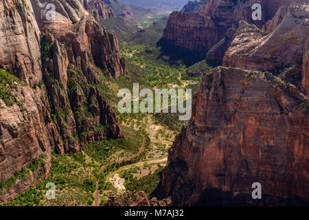 Les USA, Utah, Washington County, Springdale, Zion National Park, Zion Canyon avec Angels Landing, vue du point d'observation Banque D'Images