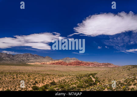 Les USA, Nevada, comté de Clark, Las Vegas, Red Rock Canyon, Calico Hills vers la Madre montagnes avec Pic Turtlehead, vue depuis la roche rouge donnent sur Banque D'Images