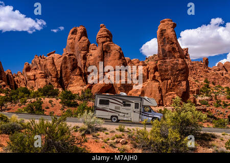 Les USA, Utah, grand comté, Moab, Arches National Park, formations rocheuses dans les Devils Garden Road Banque D'Images