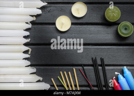 Stick Blanc bougies parfumées ronde et clandes, avec beaucoup d'encens au-dessus d'un fond en bois noir Banque D'Images