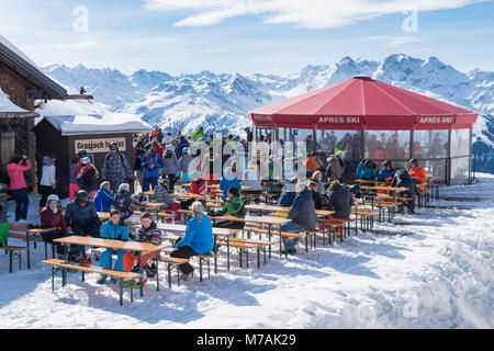 L'Autriche, Montafon, domaine skiable Silvretta Montafon, l'Grasjochhütte (chalet de montagne) (1975 m), ci-dessous la (2520 m) Hochjoch. Banque D'Images