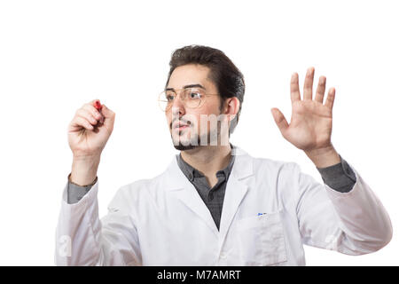 Un homme en blouse blanche avec un marqueur rouge sur un verre transparent. Banque D'Images