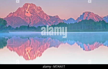 Les USA, Wyoming, Grand Tetons National Park, mountain range, sunrise Banque D'Images