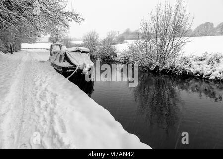 Un grand classique recouverte de neige peut être vu amarré sur le canal de Llangollen Banque D'Images