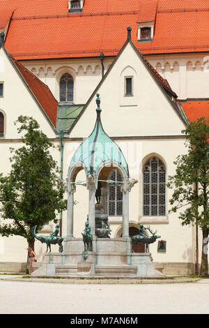 Fontaine en face de Saint Mang Kirche sur le fleuve Mang Platz), Vieille Ville, Kempten, Allgäu, en Haute Souabe, Bavière, Allemagne, Europe Banque D'Images