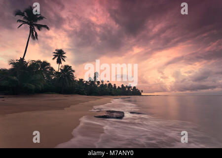Plage de rêve dans le coucher du soleil des Caraïbes, Punta Vacia, Puerto Rico, l'île des Caraïbes,