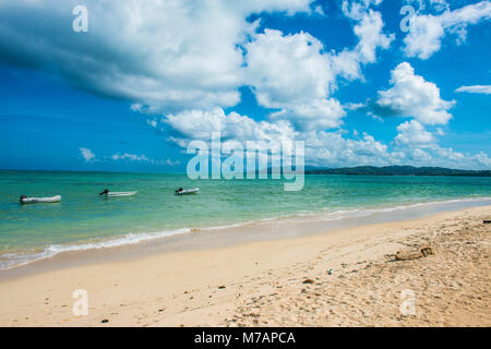 Trois bateaux alignés dans les eaux turquoise de Pigeon Point, Tobago, Trinité-et-Tobago, des Caraïbes Banque D'Images