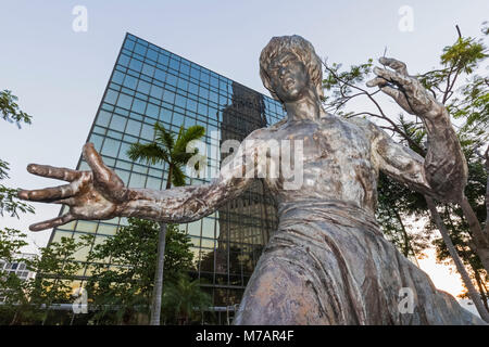 La Chine, Hong Kong, Kowloon, jardin d'étoiles, de Statue de Bruce Lee Banque D'Images