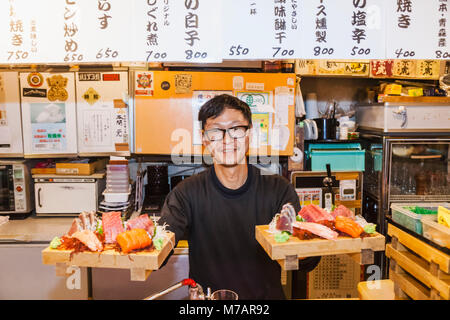 Le Japon, Honshu, Tokyo, propriétaire de restaurant servant des sashimis Banque D'Images